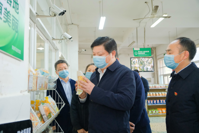 付旭明在星沙街道松雅湖中學開展文明城市和食品安全示范城市創(chuàng)建暨疫情防控工作檢查。.jpg